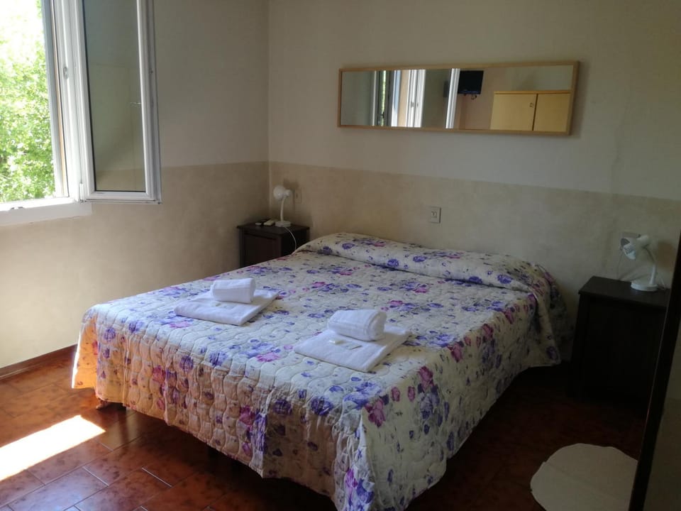 Bedroom, Lake view
