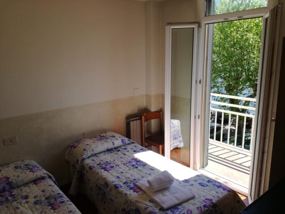 Bedroom, Lake view