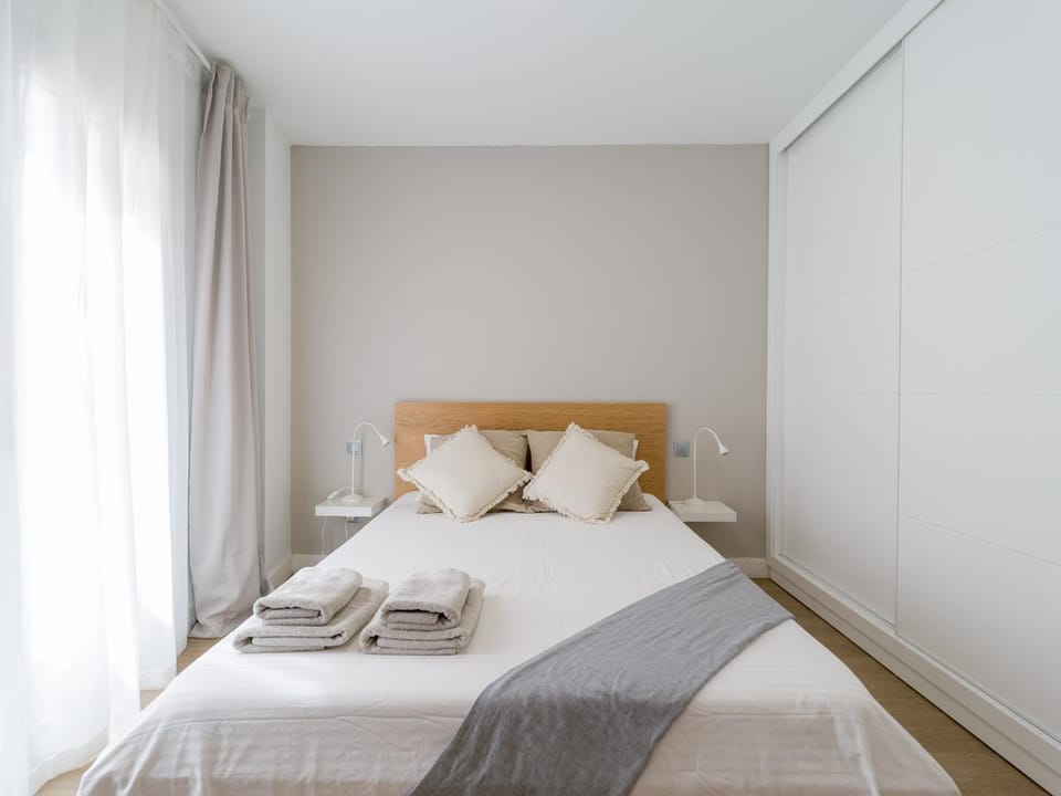 Photo of the whole room, Bedroom
