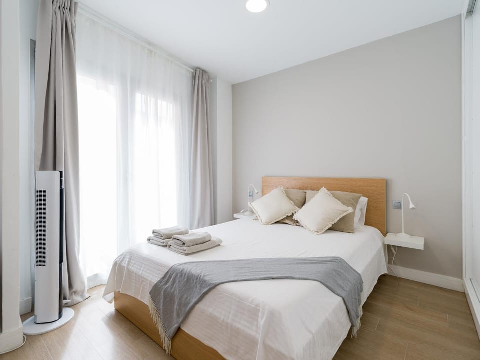 Photo of the whole room, Bedroom