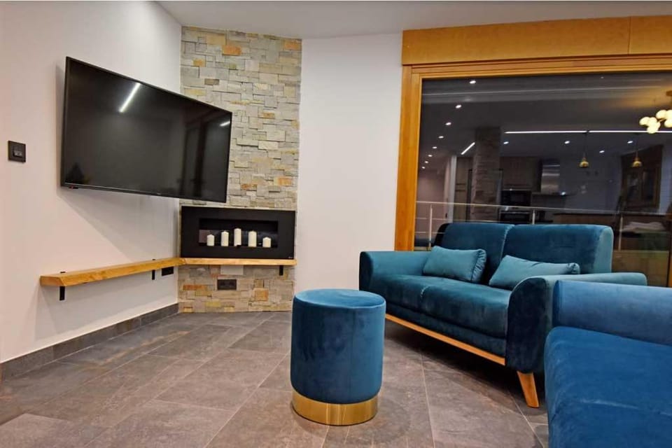 Communal lounge/ TV room, TV and multimedia, Living room