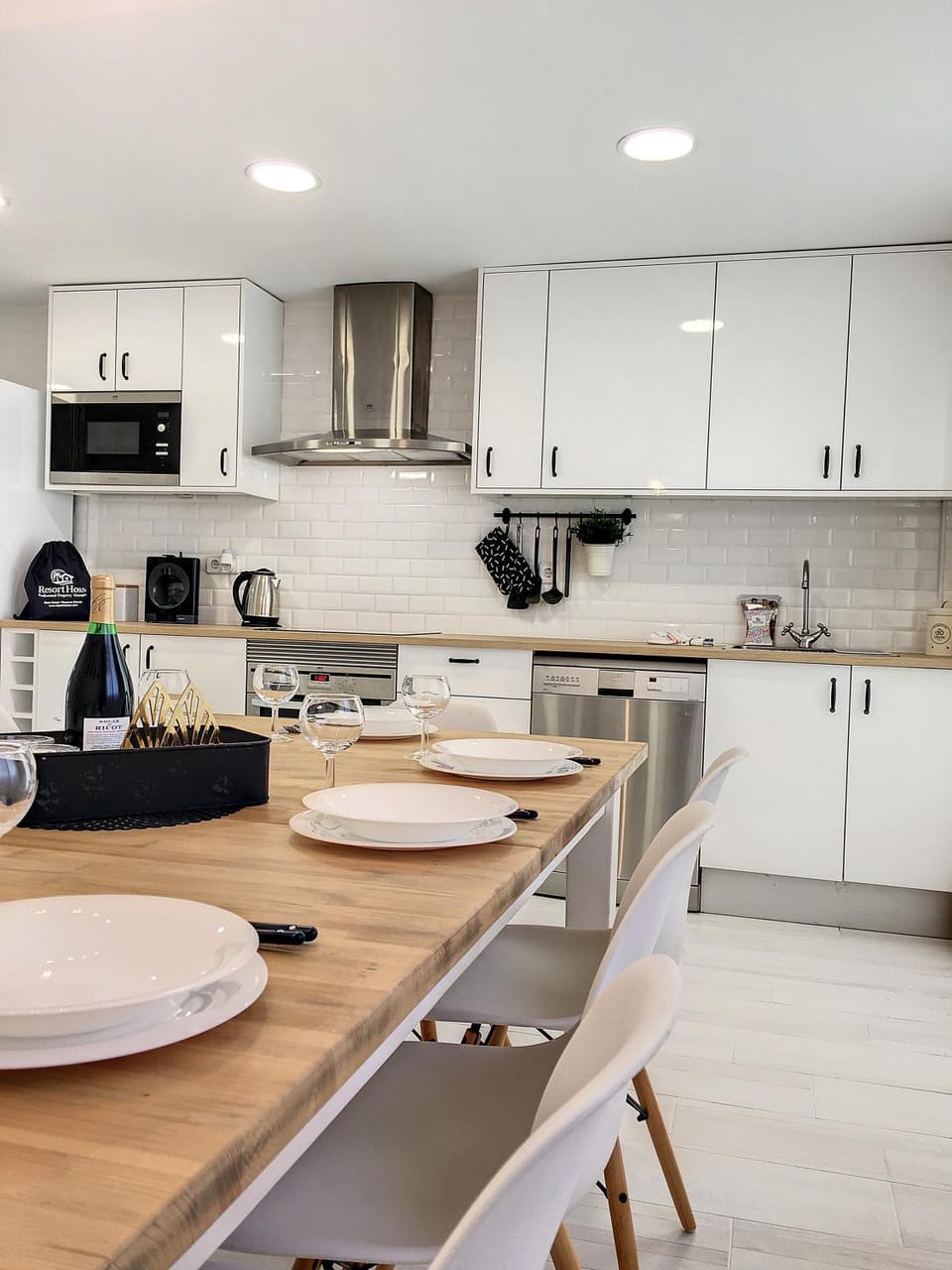 Kitchen or kitchenette, Dining area