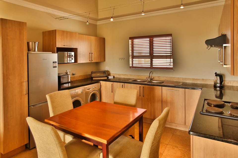 Kitchen or kitchenette, Dining area, minibar, toaster, washing machine, dryer