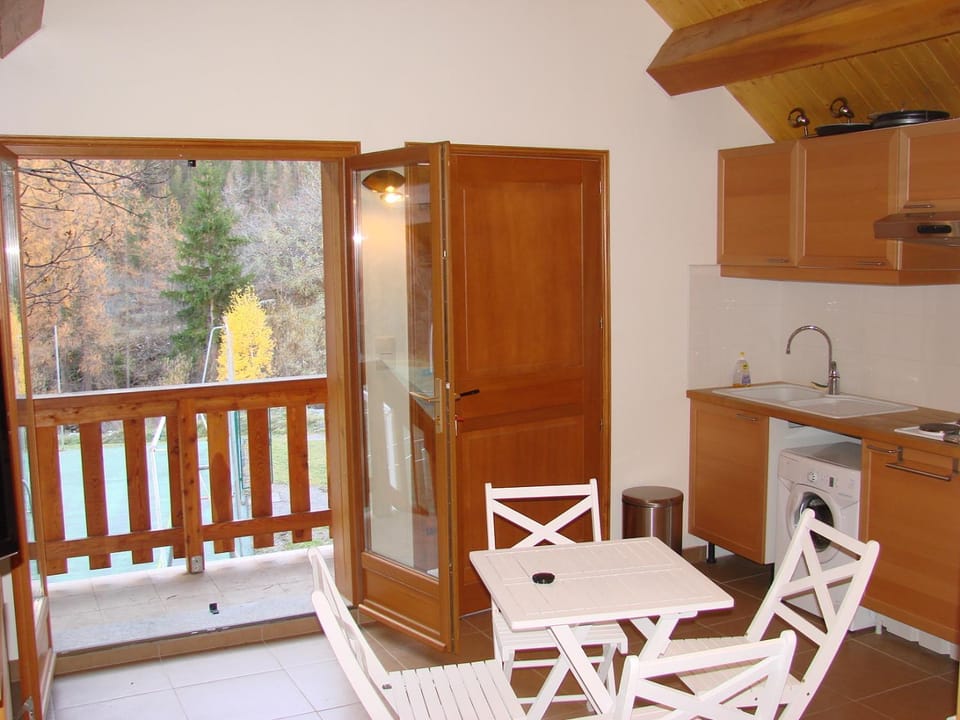 Kitchen or kitchenette, Dining area