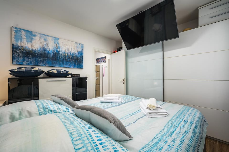 Bed, TV and multimedia, Bedroom, towels