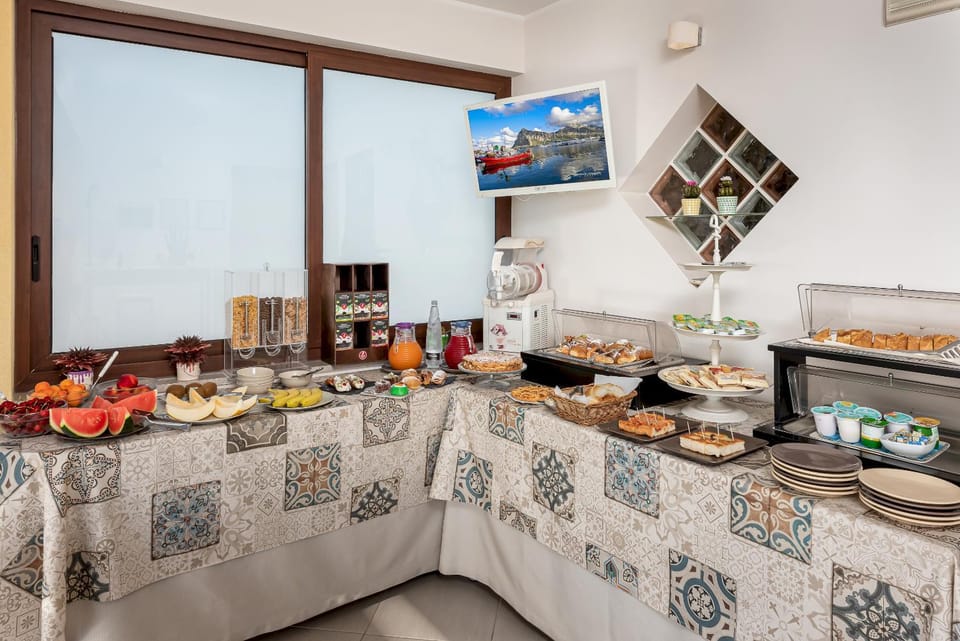 Breakfast, Continental breakfast, Buffet breakfast