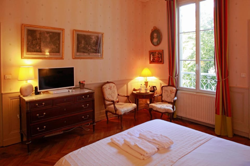 Bed, Photo of the whole room, Seating area
