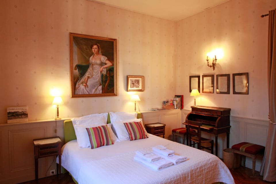 Bed, Photo of the whole room, Seating area