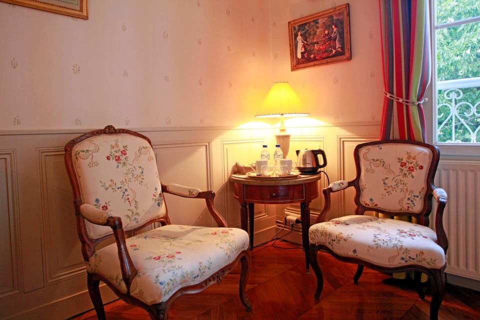 Coffee/tea facilities, Seating area