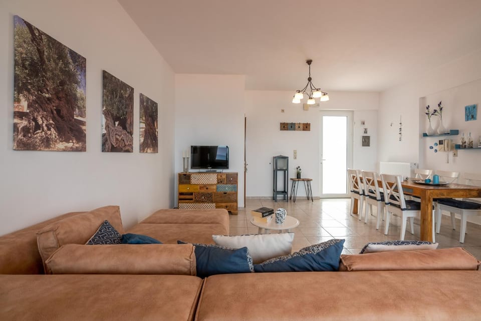 TV and multimedia, Living room, Seating area, Dining area