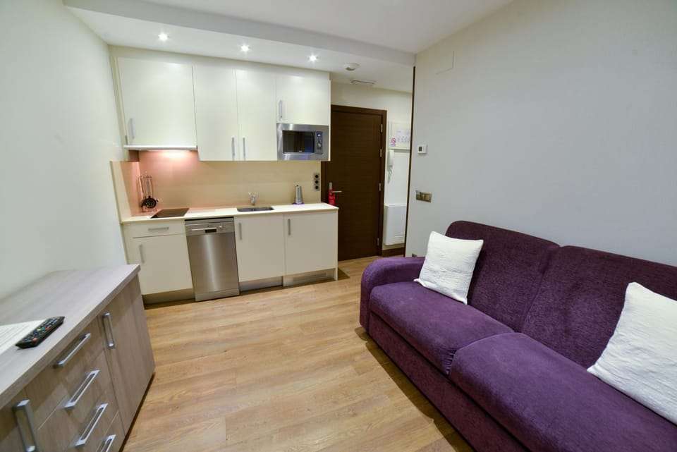 Kitchen or kitchenette, Seating area, Dining area