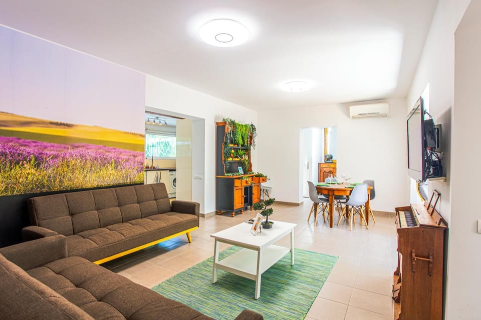 TV and multimedia, Living room, Seating area, air conditioner