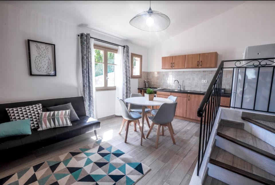 Kitchen or kitchenette, Living room, Seating area, Dining area