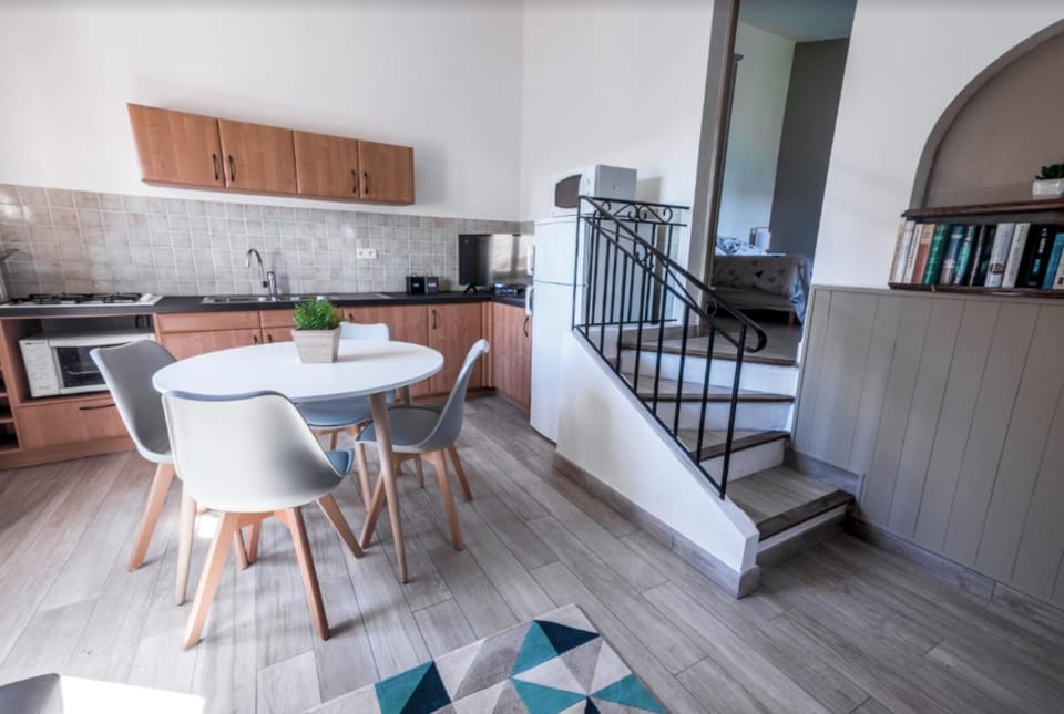Kitchen or kitchenette, Dining area