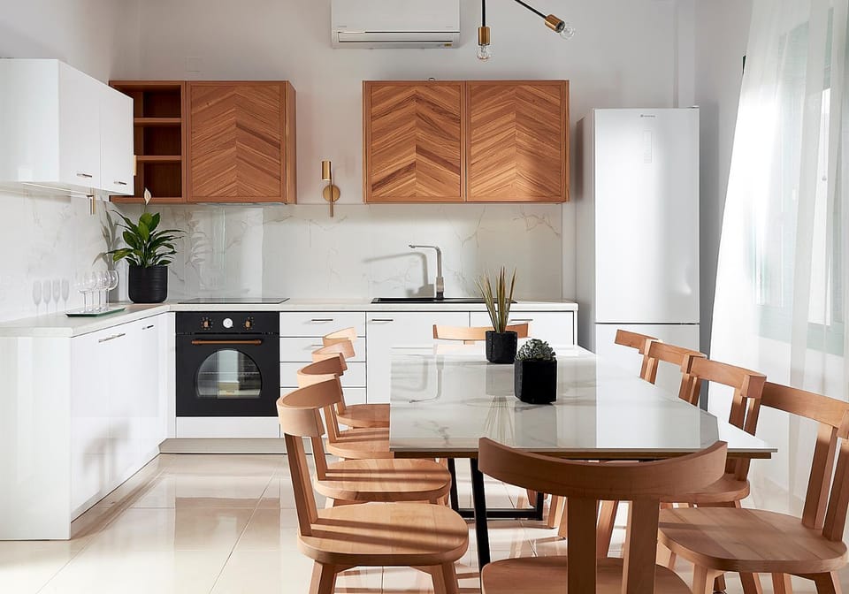 Kitchen or kitchenette, Dining area