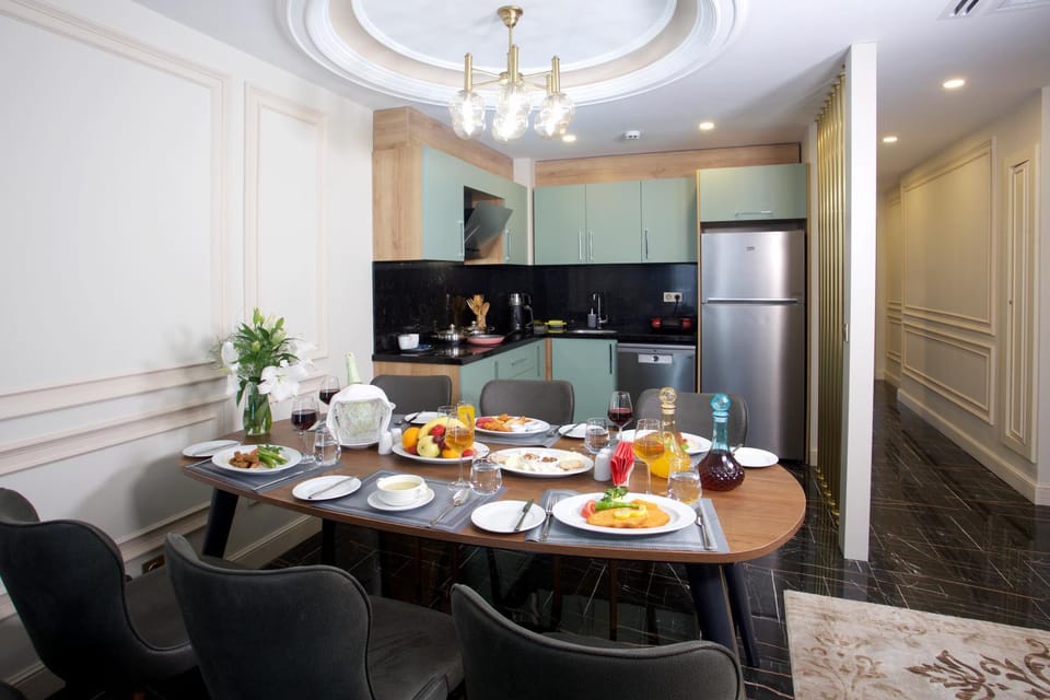 Kitchen or kitchenette, Seating area, Dining area, Food, Meals, Breakfast, Drinks, fireplace, air conditioner