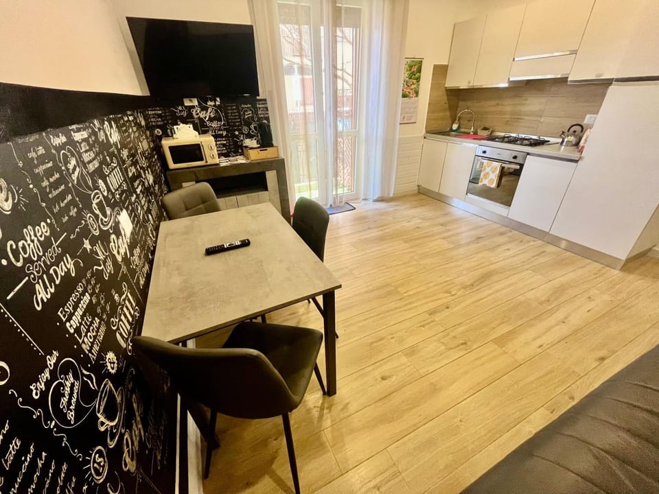 Kitchen or kitchenette, Dining area, minibar, oven, stove, toaster