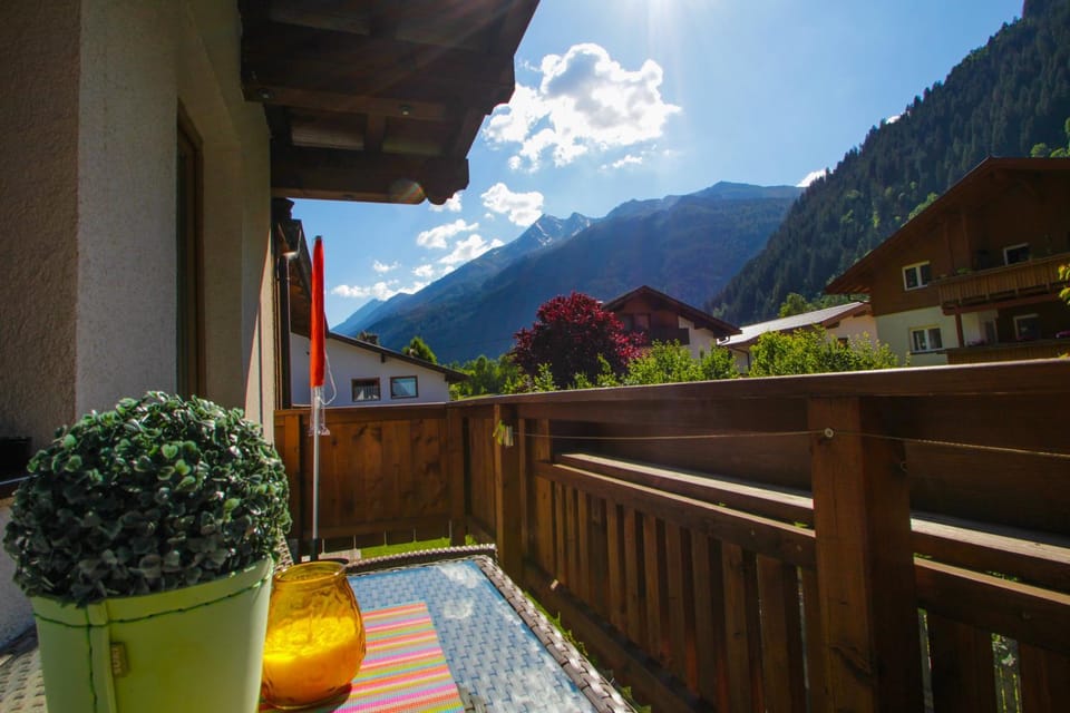 Day, Neighbourhood, Natural landscape, Summer, Balcony/Terrace, Seating area, Mountain view