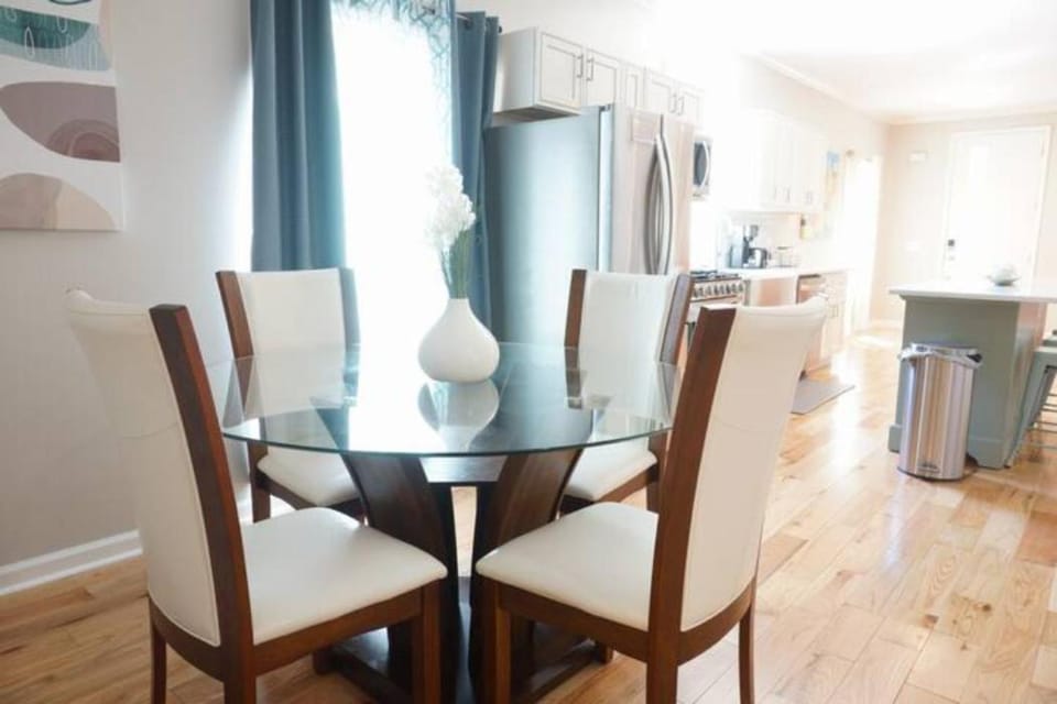 Atlanta Unit 1 Room 3 - Cheerful Private Bedroom & Bathroom Bed and Breakfast in Atlanta