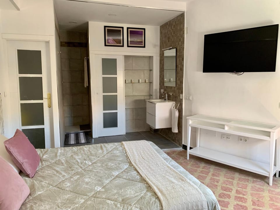 Bed, TV and multimedia, Bedroom