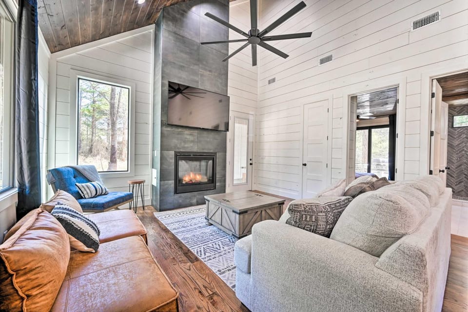 Private Hot Tub, Outdoor Fireplace Broken Bow Gem House in Broken Bow