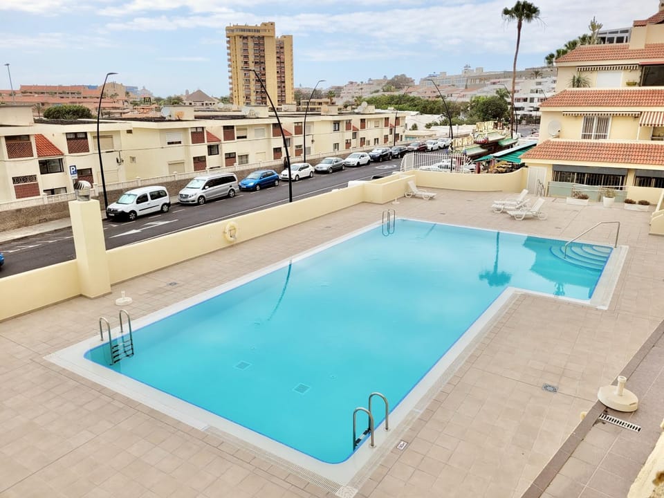 Swimming pool, sunbed