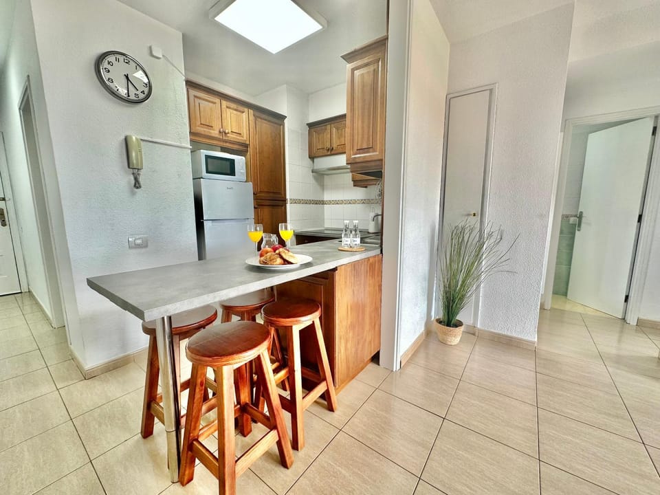 Kitchen or kitchenette, Dining area, minibar