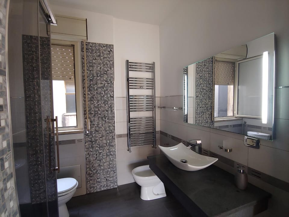 Shower, Toilet, Bathroom, bidet, towels