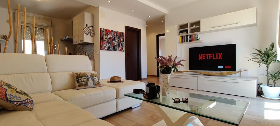 Communal lounge/ TV room, TV and multimedia, Living room, Seating area, Evening entertainment