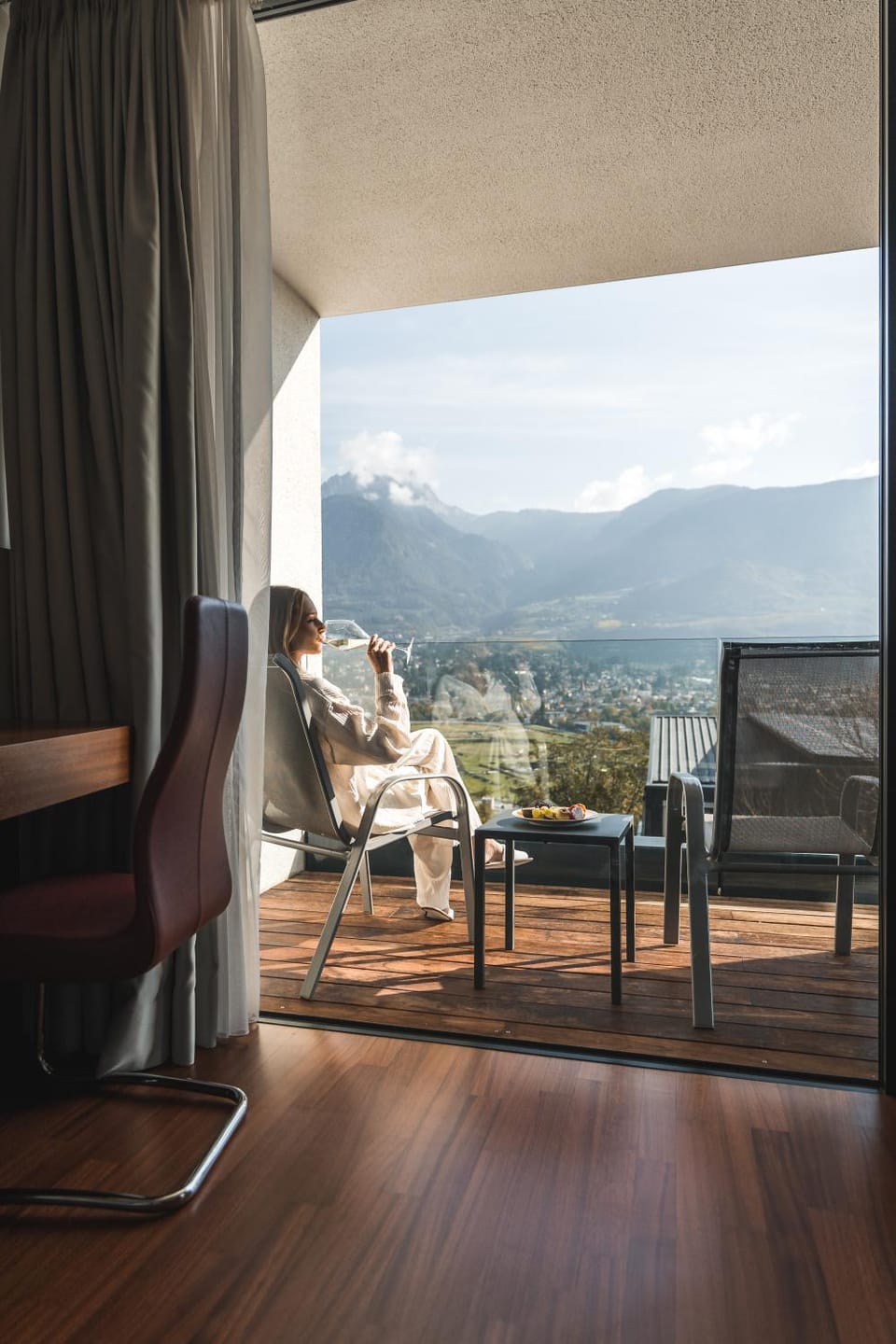 Living room, Photo of the whole room, City view, Mountain view