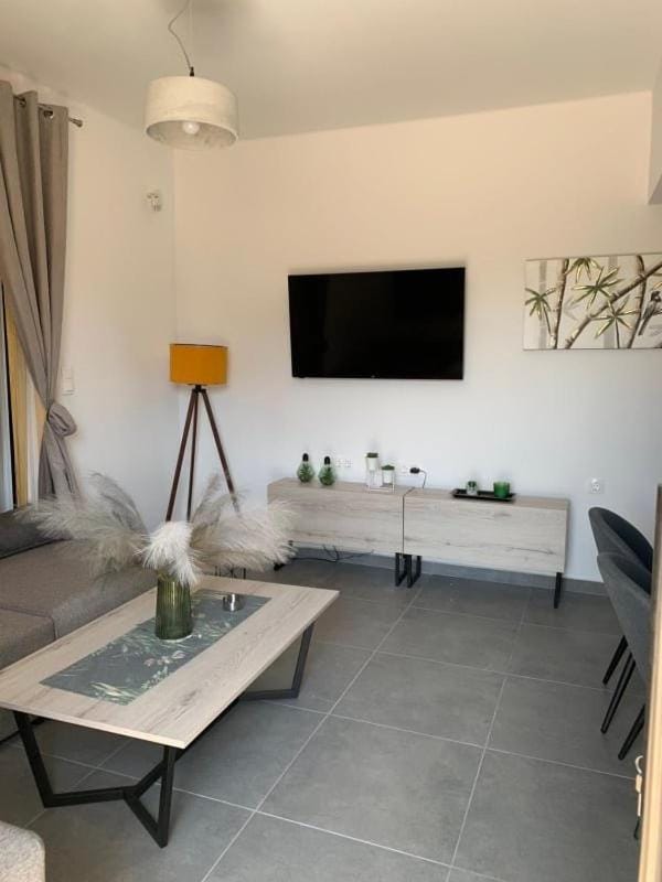 Communal lounge/ TV room, TV and multimedia, Living room, Seating area, Dining area