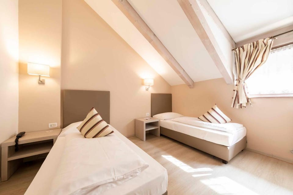 Photo of the whole room, Decorative detail