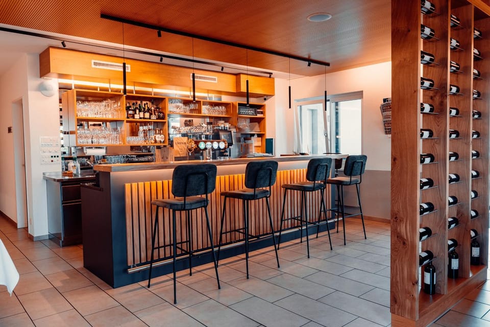 Restaurant/places to eat, Lounge or bar
