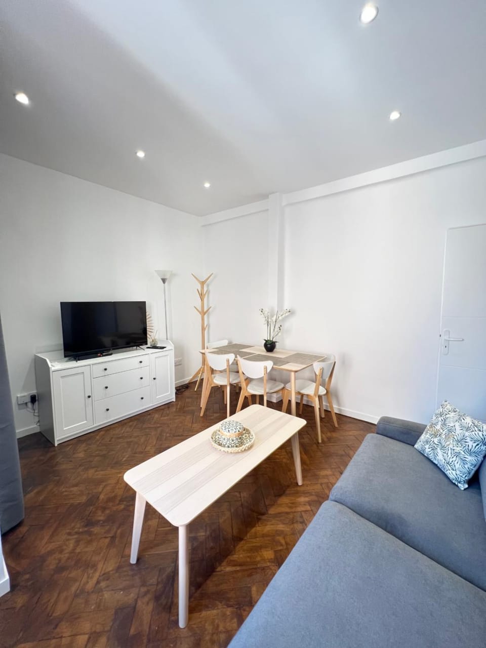 TV and multimedia, Living room, Dining area, air conditioner
