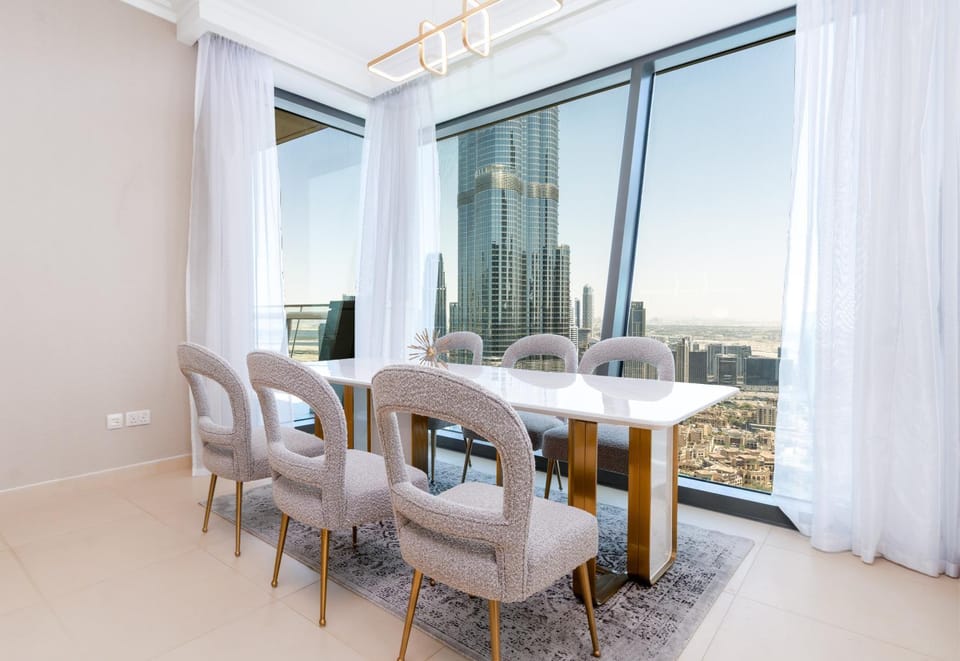 View (from property/room), Living room, Seating area, Dining area