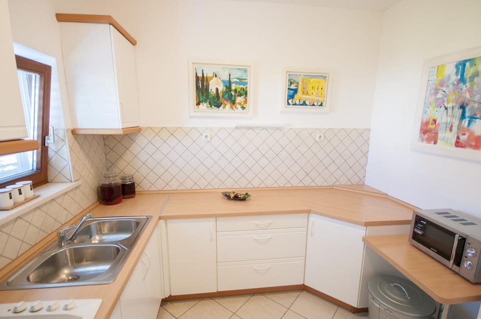 Kitchen or kitchenette, Communal kitchen