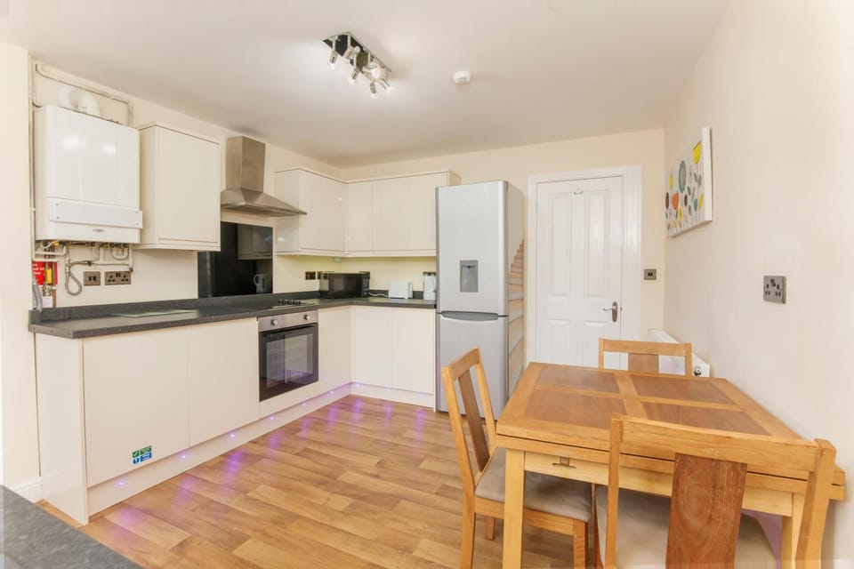 Kitchen or kitchenette, Dining area, dishwasher, minibar, pet friendly, stove, toaster
