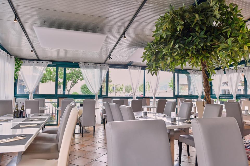 Restaurant/places to eat, Banquet/Function facilities