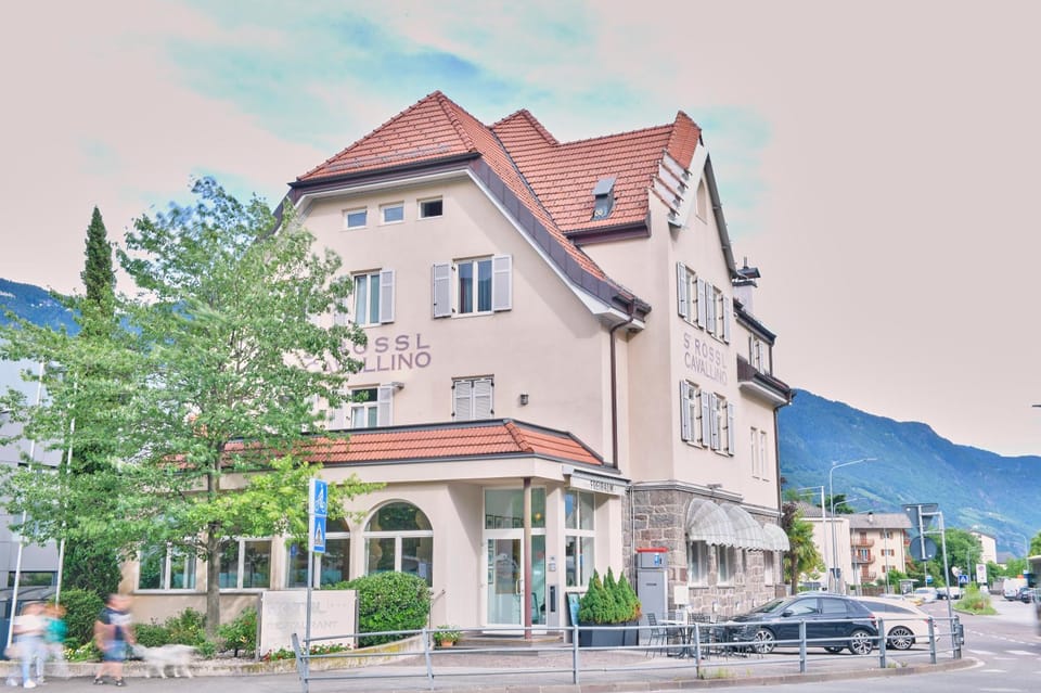 Property building, Restaurant/places to eat, Neighbourhood, Mountain view, Parking