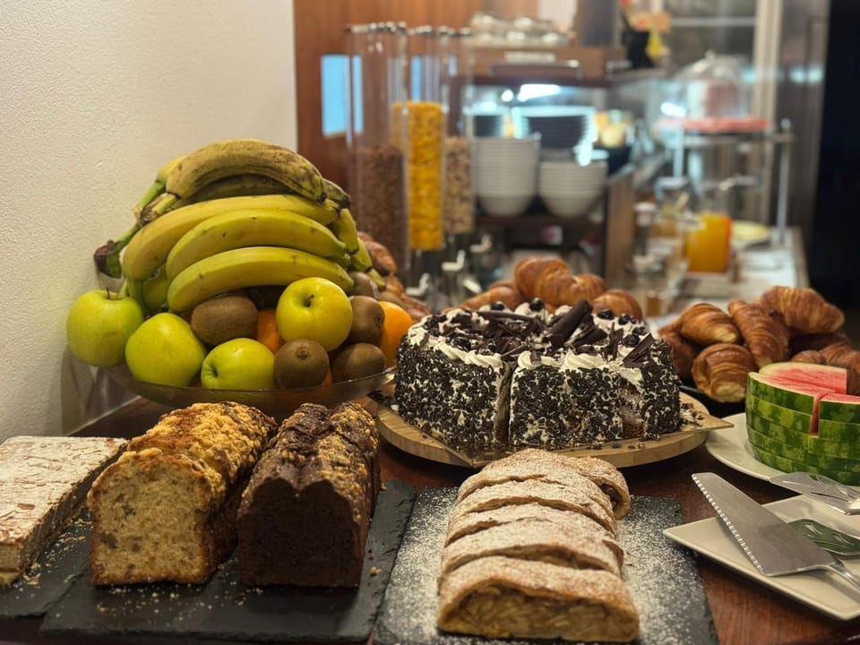 Restaurant/places to eat, Breakfast, Buffet breakfast, Buffet breakfast