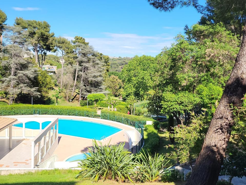 Évasion à deux, domaine prestigieux, jacuzzi et parking privés, piscine Apartment in Cannes