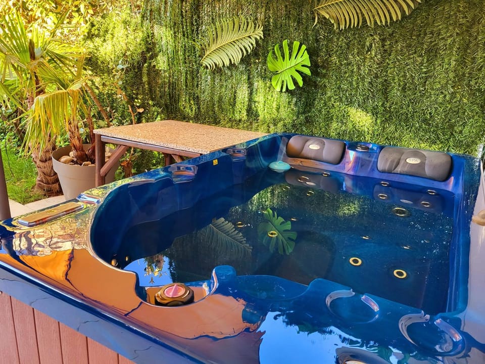 Évasion à deux, domaine prestigieux, jacuzzi et parking privés, piscine Apartment in Cannes