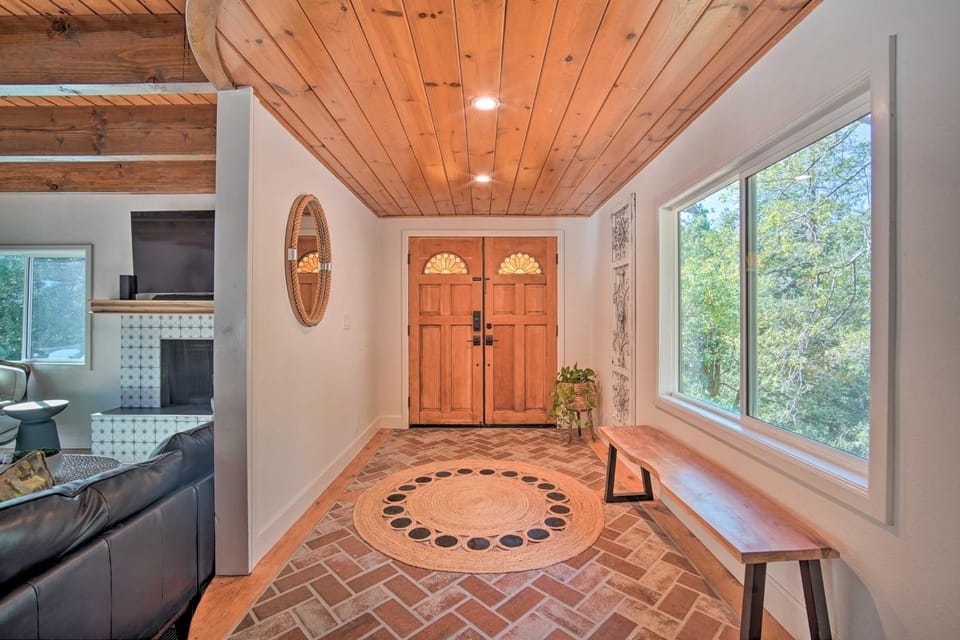 Picturesque Cabin 2 Balconies, Walk to Lake! Cabin in Crestline