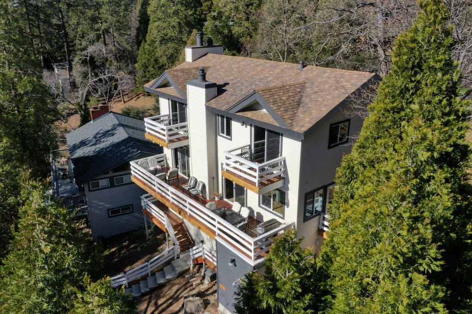 Picturesque Cabin 2 Balconies, Walk to Lake! Cabin in Crestline