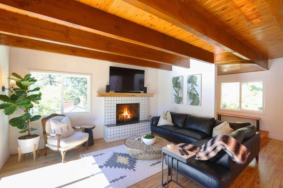 Picturesque Cabin 2 Balconies, Walk to Lake! Cabin in Crestline