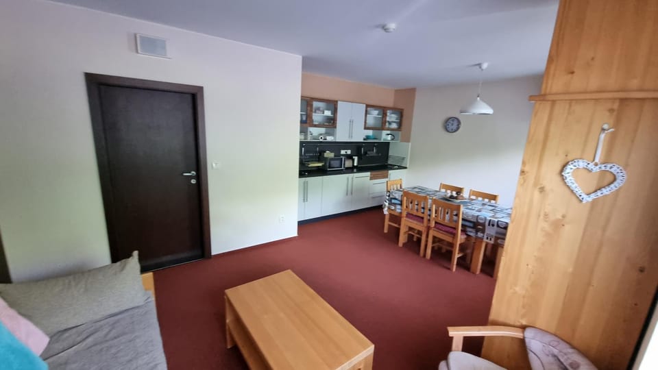 Communal lounge/ TV room, TV and multimedia, Living room, Seating area, kitchen