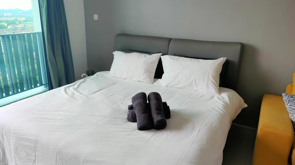 Bed, Bedroom, towels