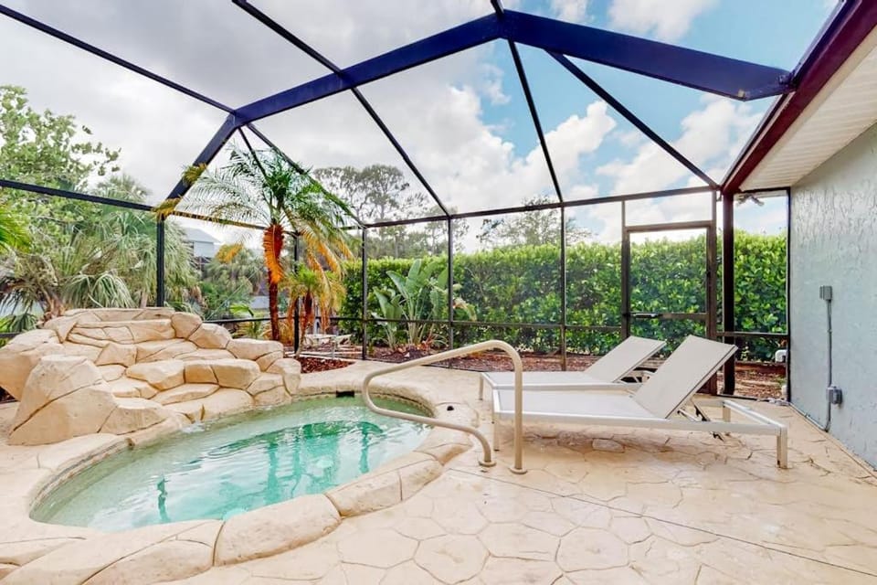 Rock 'N Reel - Riverfront Retreat House in Bonita Springs