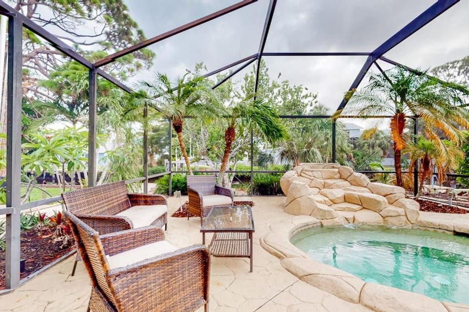 Rock 'N Reel - Riverfront Retreat House in Bonita Springs