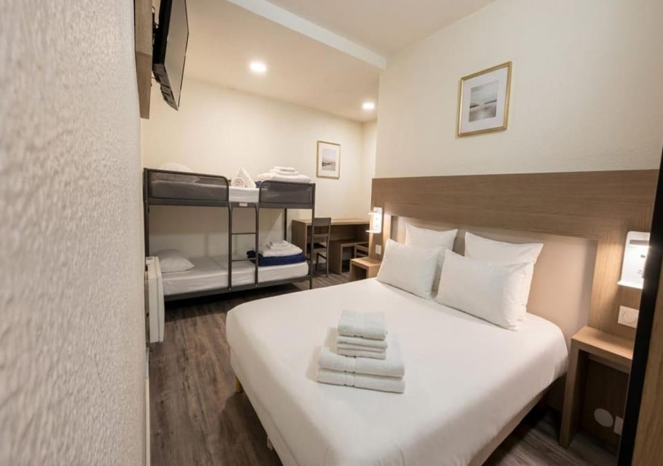 Bed, TV and multimedia, Photo of the whole room, Bedroom, towels